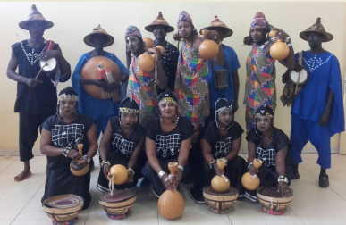 Dançarinos burquinenses na Feira Internacional de Artesanato de Uagadugu (SIAO)