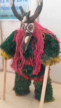 Máscara burkinesa en el Salón SIAO, Uagadugú